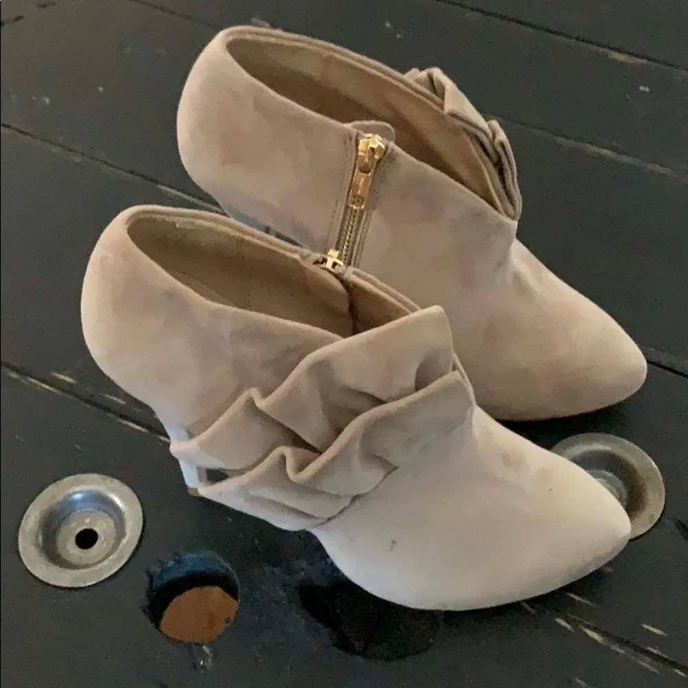 Zara WOMAN Tan Suede Ruffle Booties - Picture 2 of 15